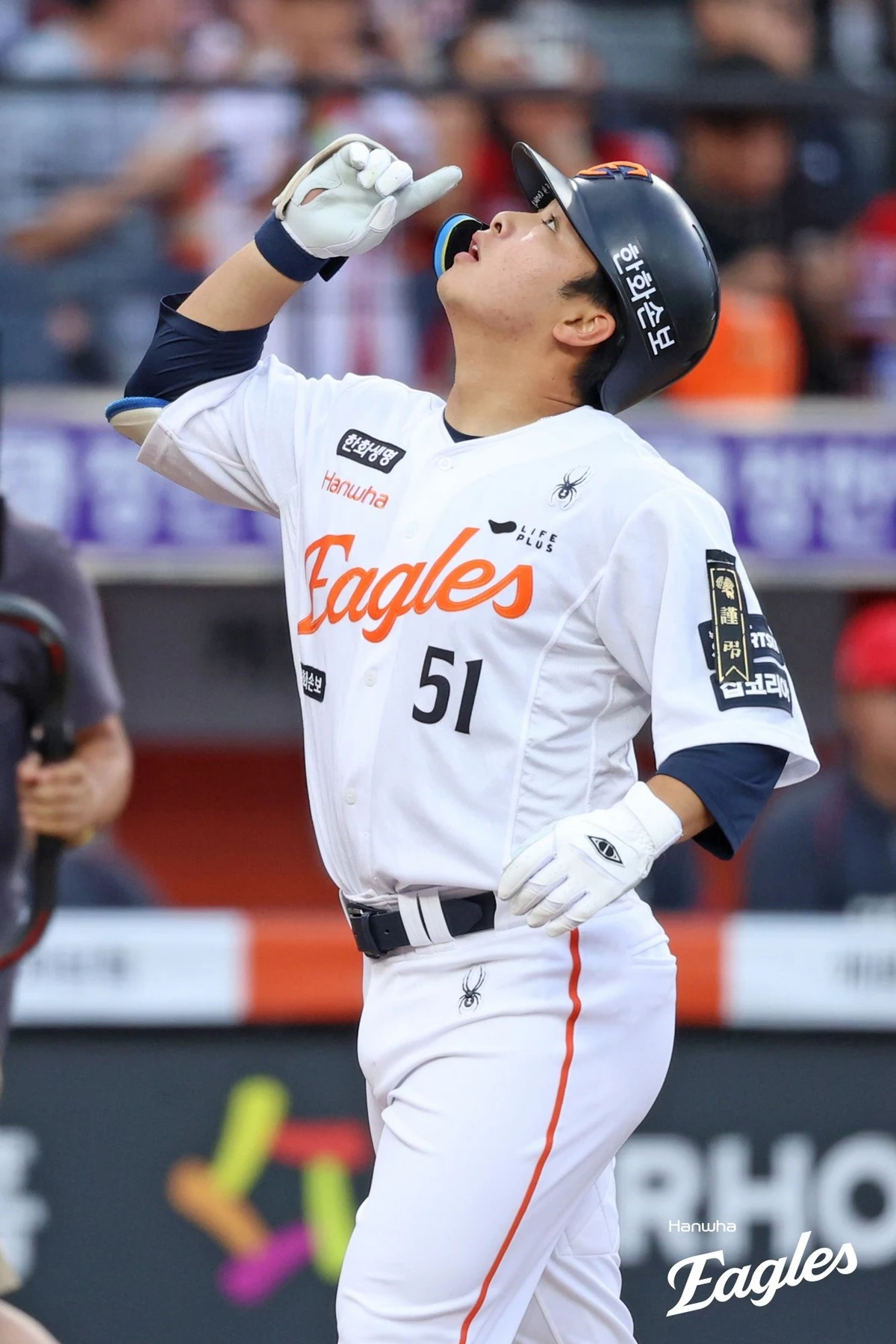 한화는 10일 대전 한화생명볼파크에서 2026 신한 SOL뱅크 KBO리그 KIA전을 치러 4-3으로 승리했다. 이날 승리로 한화는 시즌 31승1무28패를 기록하면서 4위 KIA와 격차를 다시 1경기로 좁혔다. 5위 한화는 31승1무28패를 기록했고, 4위 KIA는 2연승을 마감하면서 33승2무28패가 됐다. 한화는 올 시즌 KIA와의 홈 4경기를 모두 패하는 수모를 당했는데 다섯 번째 경기에서 웃었다. 한화 이글스