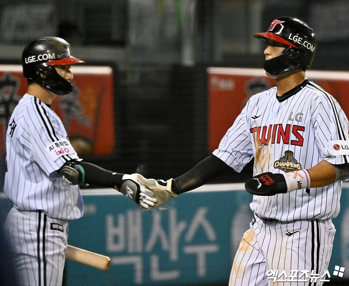 10일 오후 서울 송파구 잠실야구장에서 열린 '2026 신한 SOL Bank KBO리그' SSG 랜더스와 LG 트윈스의 경기, 6회말 1사 3루 LG 송찬의가 구본혁의 1타점 희생타때 득점에 성공하고 있다. LG는 이날 8-6으로 승리하며 9일 경기에 이어 이틀 연속 승리를 거뒀다. LG는 2연승과 함께 위닝시리즈(3연전 가운데 최소 2승)를 확보했다. 잠실, 김한준 기자