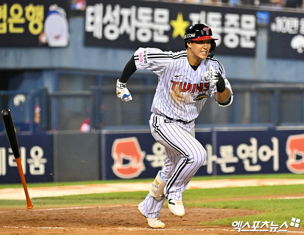 10일 오후 서울 송파구 잠실야구장에서 열린 '2026 신한 SOL Bank KBO리그' SSG 랜더스와 LG 트윈스의 경기, 7회말 1사 만루 LG 송찬의가 1타점 적시타를 날리고 있다. 잠실, 김한준 기자