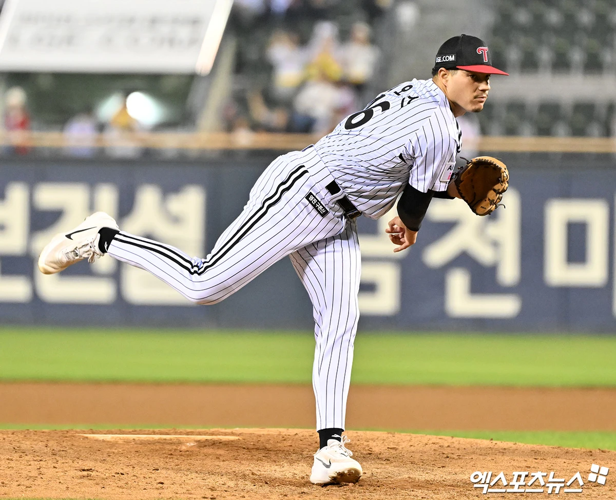 10일 오후 서울 송파구 잠실야구장에서 열린 '2026 신한 SOL Bank KBO리그' SSG 랜더스와 LG 트윈스의 경기, 6회초 LG 리오스가 공을 힘차게 던지고 있다. 잠실, 김한준 기자