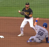 이정후 향해 "Fxxx" 욕설 퍼붓더니→축구보다 심한 살인 태클…LAD 포수, 더티플레이 심각 수준 "MLB 최고 밉상 등극"