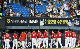 그라운드 빠져나가는 SSG 선수들[포토]