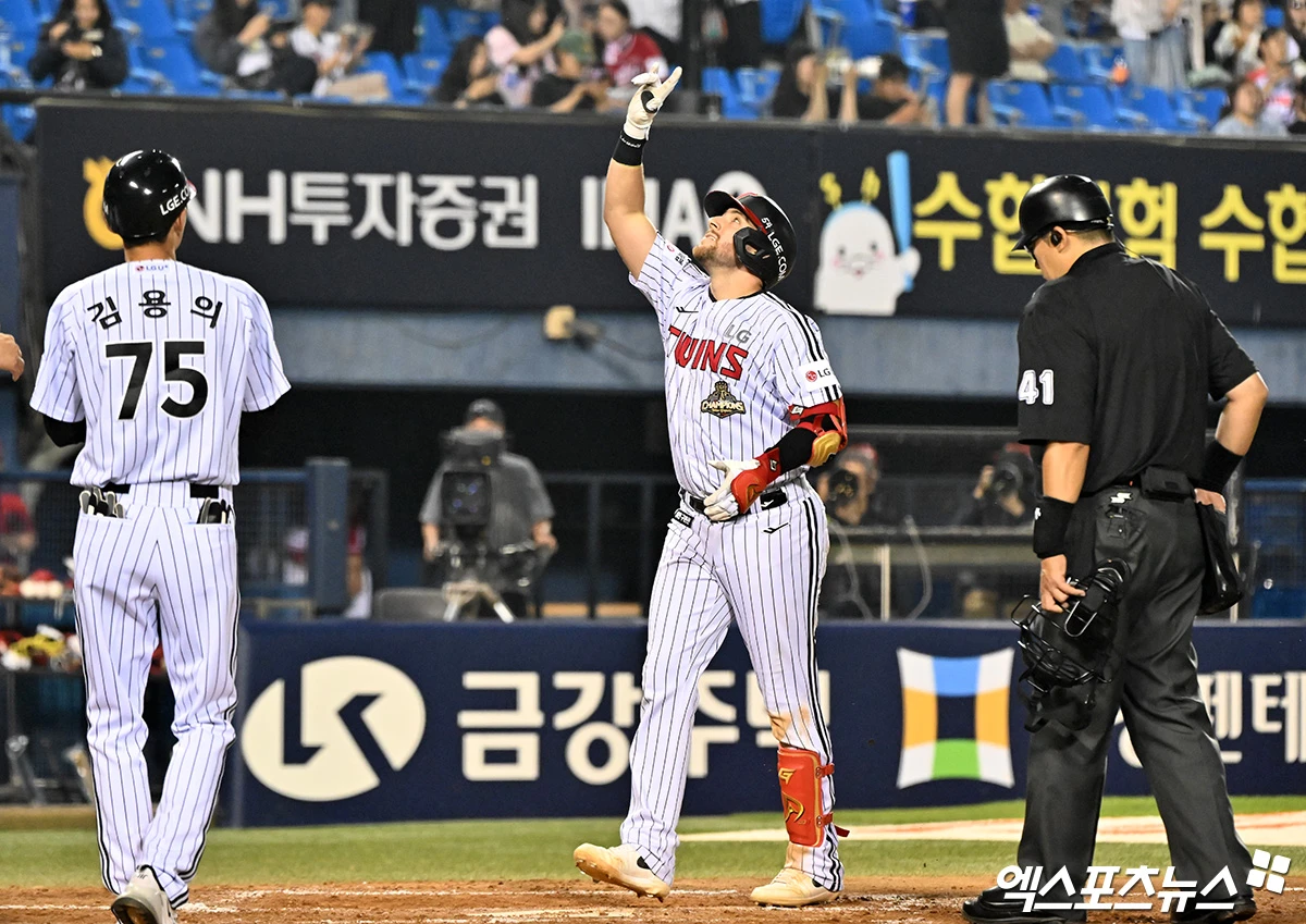 10일 오후 서울 송파구 잠실야구장에서 열린 '2026 신한 SOL Bank KBO리그' SSG 랜더스와 LG 트윈스의 경기, 5회말 1사 만루 LG 오스틴이 만루 홈런을 날린 후 기뻐하고 있다. 잠실, 김한준 기자