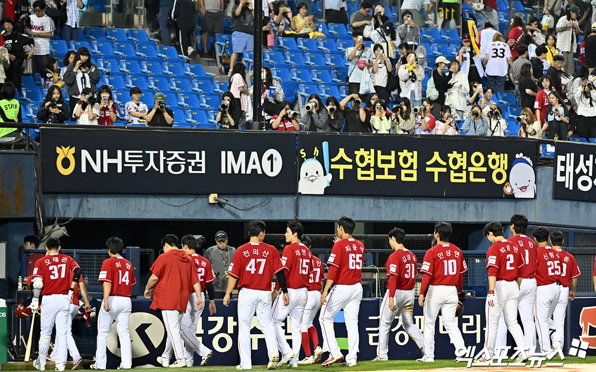 10일 오후 서울 송파구 잠실야구장에서 열린 '2026 신한 SOL Bank KBO리그' SSG 랜더스와 LG 트윈스의 경기, LG가 오스틴의 멀티홈런에 힘입어 SSG에 8:6으로 승리했다. 경기종료 후 SSG 선수들이 그라운드를 빠져나가고 있다. 잠실, 김한준 기자