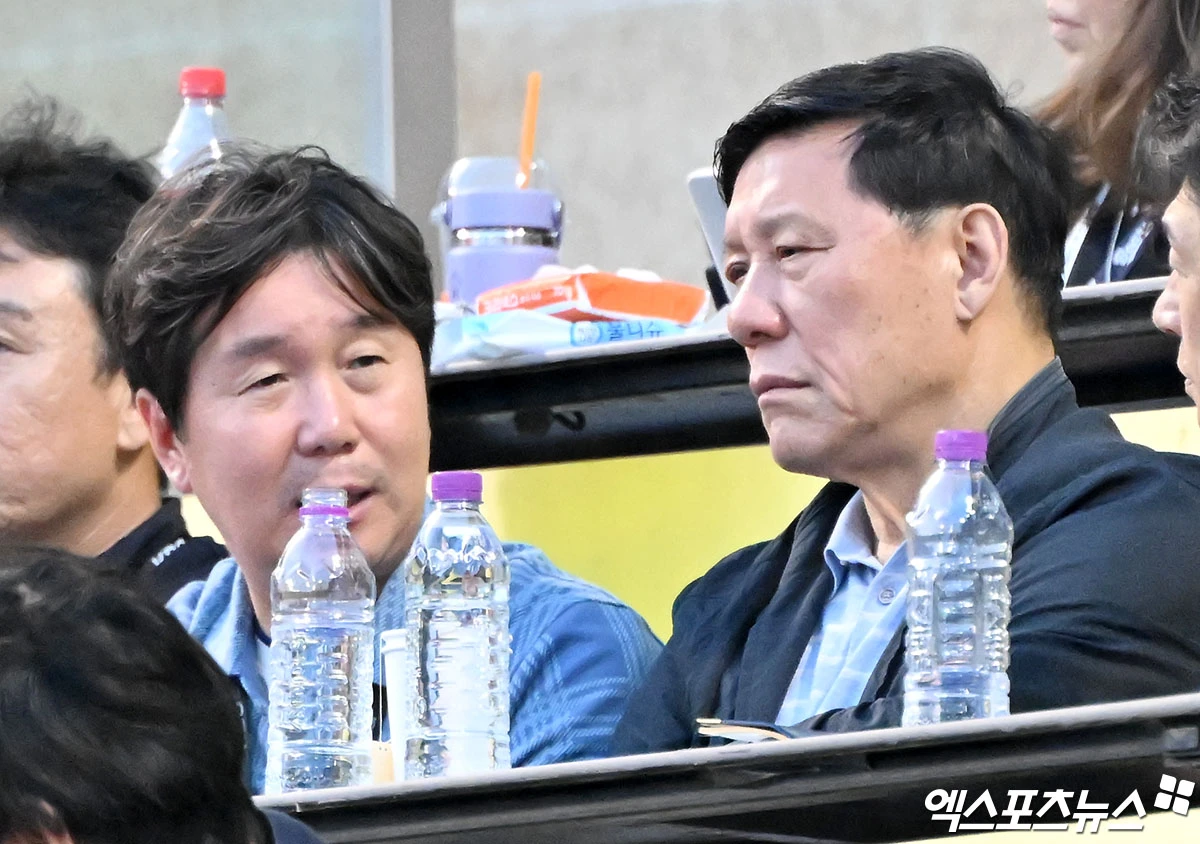 15일 오후 서울 송파구 잠실야구장에서 열린 '2026 신한 SOL Bank KBO리그' 롯데 자이언츠와 두산 베어스의 경기, 류지현 야구대표팀 감독과 허구연 KBO 총재가 대화를 나누고 있다. 엑스포츠뉴스 DB