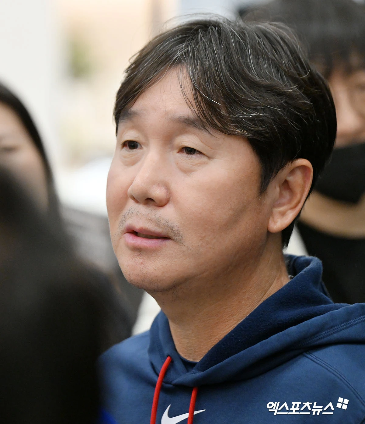 17년 만에 WBC 8강에 진출한 야구 대표팀이 16일 새벽 인천국제공항을 통해 귀국했다.  야구 대표팀 류지현 감독이 취재진의 질문에 답하고 있다. 엑스포츠뉴스 DB