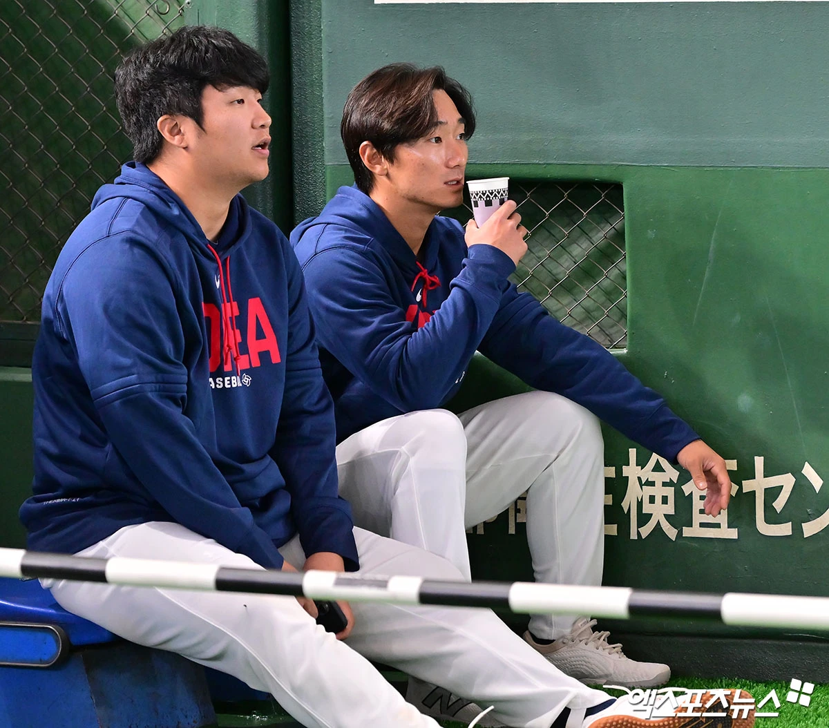 8일 오후 일본 도쿄돔에서 2026 월드베이스볼클래식(WBC) 한국 대표팀 공식 훈련이 진행됐다.  한국 문보경과 신민재가 그라운드를 바라보고 있다. 엑스포츠뉴스 DB