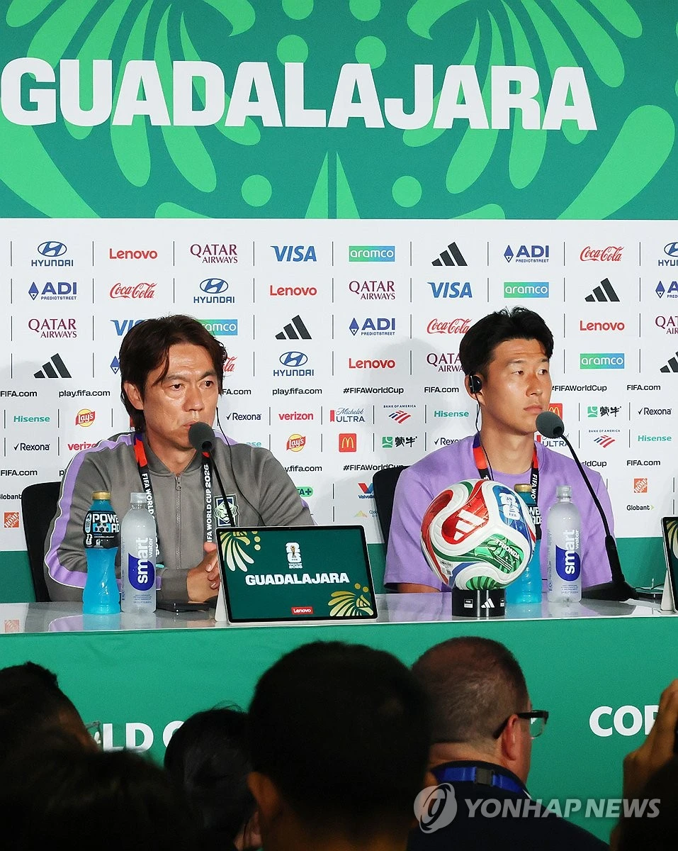 대한민국 축구 국가대표팀의 홍명보 감독(왼쪽)과 주장 손흥민 11일(한국시간) 멕시코 과달라하라의 과달라하라 스타디움에서 열린 2026 국제축구연맹(FIFA) 북중미 월드컵 조별리그 A조 1차전 멕시코전 사전 기자회견에서 질문에 답변하고 있다. 한국은 12일 오후 11시 같은 장소에서 동유럽 체코와 이번 대회 첫 경기를 치른다. 한국은 체코와 월드컵에서 사상 처음으로 맞붙는다. 연합뉴스