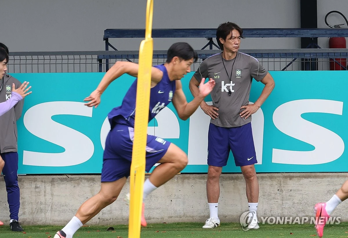 대한민국 축구 국가대표팀의 홍명보 감독이 9일(한국시간) 멕시코 과달라하라 인근 사포판의 치바스 바예 베르데 훈련장에서 열린 대표팀 훈련 도중 손흥민 등 선수들의 움직임을 지켜보고  있다. 한국은 12일 과달라하라의 화달라하라 스타디움에서 동유럽 체코와 이번 대회 첫 경기를 치른다. 한국은 체코와 월드컵에서 사상 처음으로 맞붙는다. 연합뉴스