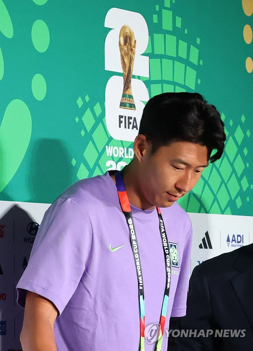 대한민국 축구 국가대표팀의 주장 손흥민이 11일(한국시간) 멕시코 과달라하라의 과달라하라 스타디움에서 열린 2026 국제축구연맹(FIFA) 북중미 월드컵 조별리그 A조 1차전 멕시코전 사전 기자회견에 참석하기 위해 회견장에 들어서고 있다. 한국은 12일 오후 11시 같은 장소에서 동유럽 체코와 이번 대회 첫 경기를 치른다. 손흥민은 골키퍼 김승규와 함께 이번 대회 통해 홍 감독, 이운재 베트남 축구 국가대표팀 골키퍼 코치에 이어 한국 축구사 세 번째로 월드컵 본선에 4회 출전하게 된다. 연합뉴스
