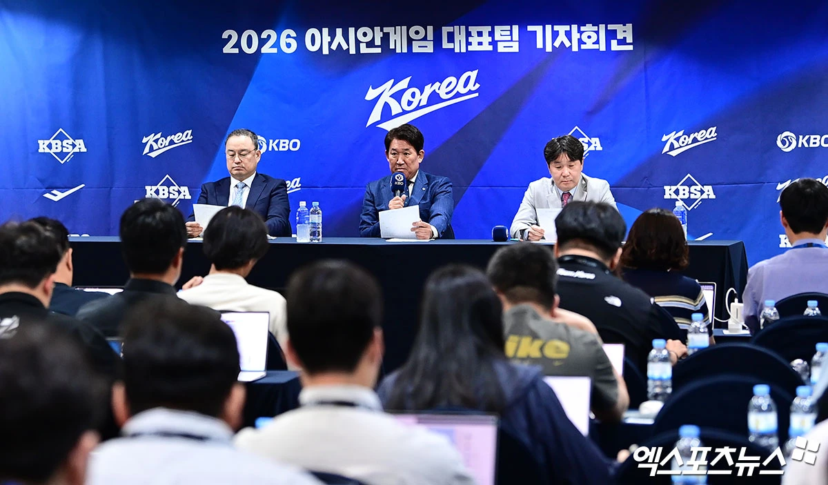 한국야구위원회(KBO)와 대한야구소프트볼협회(KBSA)는 11일 서울 중구에 위치한 한국프레스센터 18층 서울클럽홀에서 2026 아이치·나고야 아시안게임 야구대표팀 최종 명단 발표 기자회견을 진행했다. 류지현 대표팀 감독과 조계현 KBO 전력강화위원장, 차명주 KBSA 경기력향상위원장이 기자회견에 참석했다. 대표팀은 2023년 항저우 대회와 마찬가지로 만 25세 이하 또는 입단 4년 차 이하 선수들로 엔트리를 꾸렸다. 여기에 만 25세 이상~29세 이하 선수 3명도 와일드카드로 엔트리에 포함됐다. 이날 가장 관심을 끄는 와일드카드엔 노시환, 곽빈, 문보경이 합류했다. 태평로, 박지영 기자