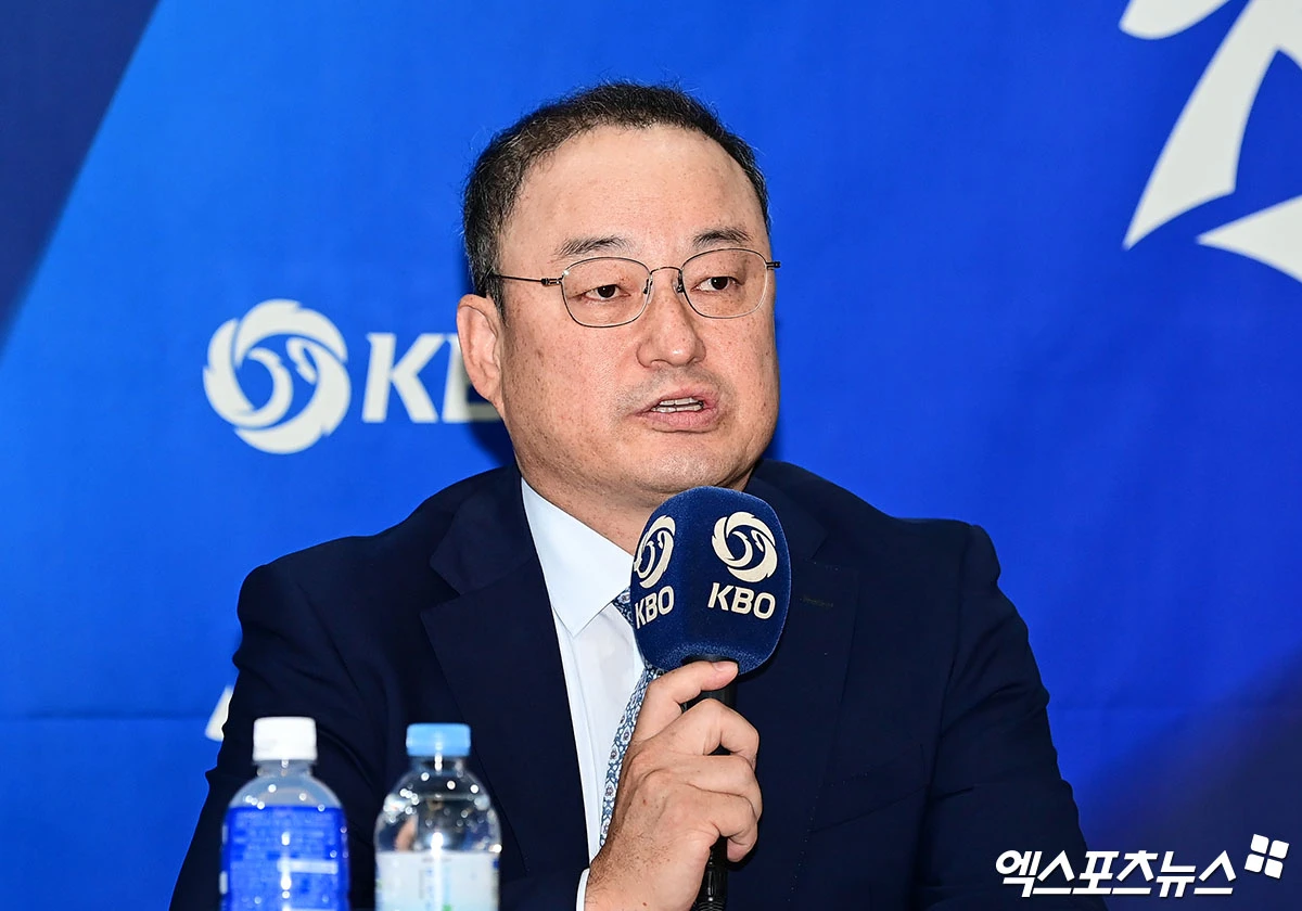 한국야구위원회(KBO)와 대한야구소프트볼협회(KBSA)는 11일 서울 중구에 위치한 한국프레스센터 18층 서울클럽홀에서 2026 아이치·나고야 아시안게임 야구대표팀 최종 명단 발표 기자회견을 진행했다. 류지현 대표팀 감독과 조계현 KBO 전력강화위원장, 차명주 KBSA 경기력향상위원장이 기자회견에 참석했다. 대표팀은 2023년 항저우 대회와 마찬가지로 만 25세 이하 또는 입단 4년 차 이하 선수들로 엔트리를 꾸렸다. 여기에 만 25세 이상~29세 이하 선수 3명도 와일드카드로 엔트리에 포함됐다. 이날 가장 관심을 끄는 와일드카드엔 노시환, 곽빈, 문보경이 합류했다. 태평로, 박지영 기자