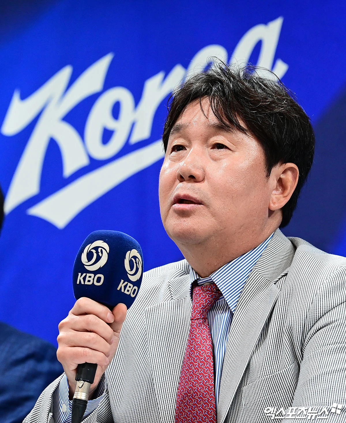 한국야구위원회(KBO)와 대한야구소프트볼협회(KBSA)는 11일 서울 중구에 위치한 한국프레스센터 18층 서울클럽홀에서 2026 아이치·나고야 아시안게임 야구대표팀 최종 명단 발표 기자회견을 진행했다. 류지현 대표팀 감독과 조계현 KBO 전력강화위원장, 차명주 KBSA 경기력향상위원장이 기자회견에 참석했다. 대표팀은 2023년 항저우 대회와 마찬가지로 만 25세 이하 또는 입단 4년 차 이하 선수들로 엔트리를 꾸렸다. 여기에 만 25세 이상~29세 이하 선수 3명도 와일드카드로 엔트리에 포함됐다. 이날 가장 관심을 끄는 와일드카드엔 노시환, 곽빈, 문보경이 합류했다. 태평로, 박지영 기자