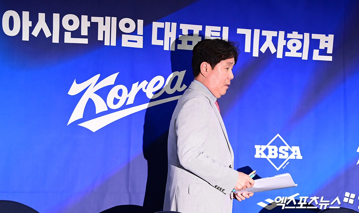 한국야구위원회(KBO)와 대한야구소프트볼협회(KBSA)는 11일 서울 중구에 위치한 한국프레스센터 18층 서울클럽홀에서 2026 아이치·나고야 아시안게임 야구대표팀 최종 명단 발표 기자회견을 진행했다. 류지현 대표팀 감독과 조계현 KBO 전력강화위원장, 차명주 KBSA 경기력향상위원장이 기자회견에 참석했다. 대표팀은 2023년 항저우 대회와 마찬가지로 만 25세 이하 또는 입단 4년 차 이하 선수들로 엔트리를 꾸렸다. 여기에 만 25세 이상~29세 이하 선수 3명도 와일드카드로 엔트리에 포함됐다. 이날 가장 관심을 끄는 와일드카드엔 노시환, 곽빈, 문보경이 합류했다. 태평로, 박지영 기자