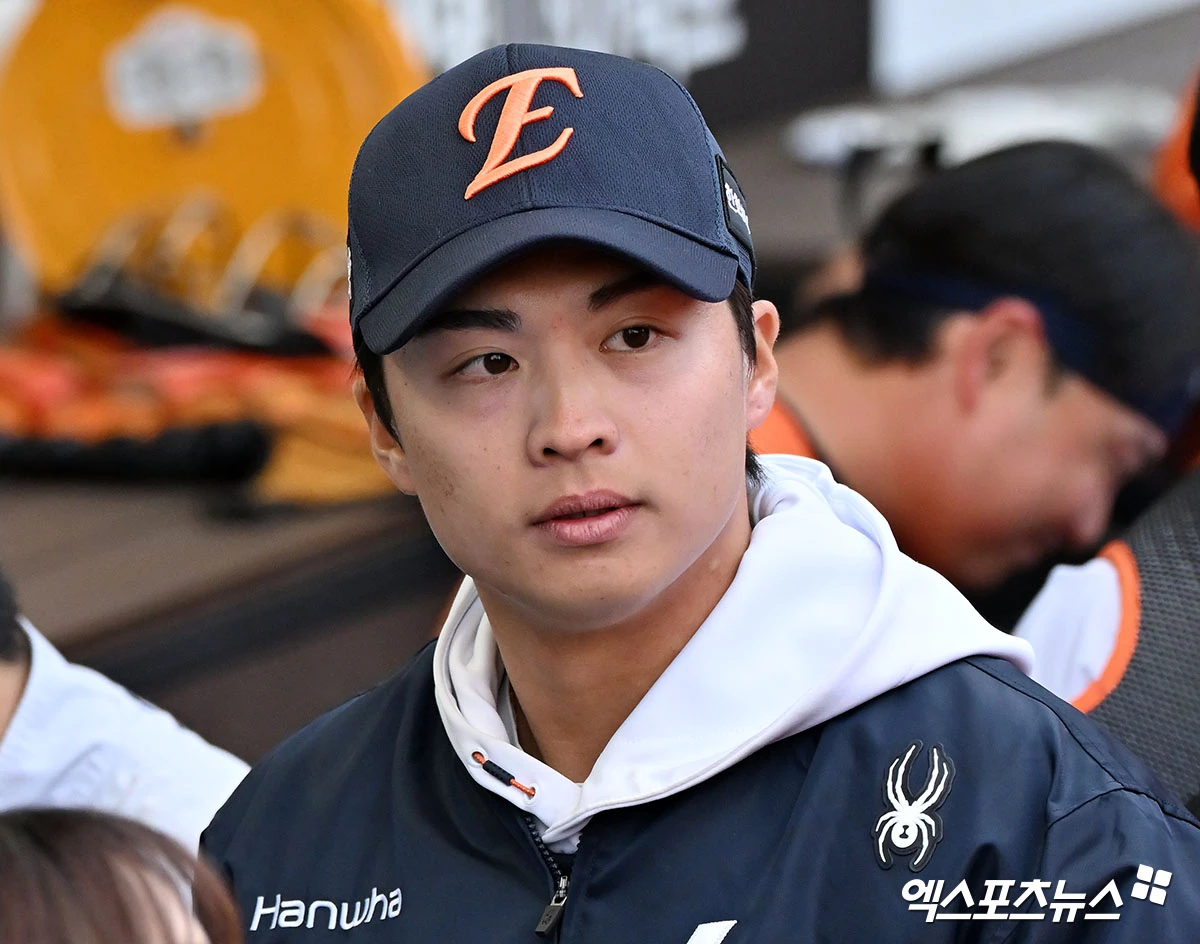 한화 이글스가 대만 출신 아시아 쿼터인 왼손 투수 왕옌청의 아시안게임 차출 공문을 받고 고심 중이다. 대만야구협회는 2026 아이치·나고야 아시안게임에 출전하는 대만 야구대표팀에 왕옌청을 파견할 수 있는지 타진하는 정식 공문을 한화 구단에 보낸 것으로 드러났다. 한화는 올해 초 월드베이스볼클래식(WBC) 때도 왕옌청의 대만 대표팀 파견을 고려했던 만큼 깊이 있는 내부 검토를 거쳐 아시안게임 출전 문제를 매듭지을 예정이다. 한화는 한국 대표팀에도 타선의 핵심인 노시환과 문현빈이 파견되는 만큼 왕옌청까지 빠지면 전력 공백이 적지 않을 전망이다. 엑스포츠뉴스DB
