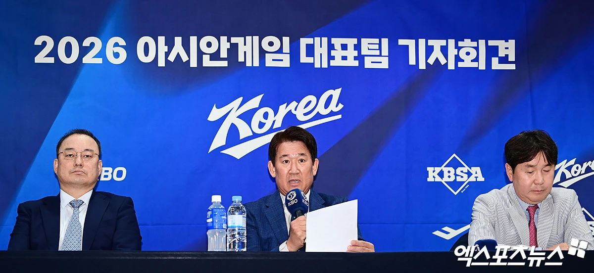 11일 오후 서울 중구 프레스센터에서 열린 2026 아시안게임 야구 국가대표팀 기자회견에 참석한 류지현 감독, 조계현 전력강화위원장, 차명주 대한야구소프트볼협회 경기력향상위원장이 인사하고 있다. 태평로, 박지영 기자