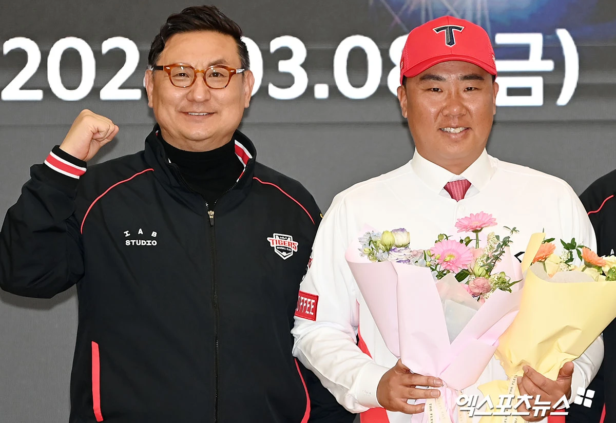8일 오후 광주시 서구 '기아 오토랜드 광주' 대강당에서 'KIA 타이거즈 제 11대 감독 취임식'이 열렸다.  이날 취임식에 참석한 심재학 단장과 이범호 감독이 포즈를 취하고 있다. 엑스포츠뉴스 DB