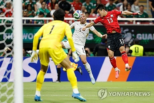 경기는 지배했지만 소득이 없었다. 한국이 체코를 상대로 주도권을 잡고도 득점을 올리지 못하며 전반전을 무득점으로 마쳤다. 이강인의 왼발이 여러차례 번뜩였으나 결정적 기회를 득점으로 연결하지 못하면서 다소 아쉬움을 남긴 채 후반전을 맞이하게 됐다. 사진 연합뉴스