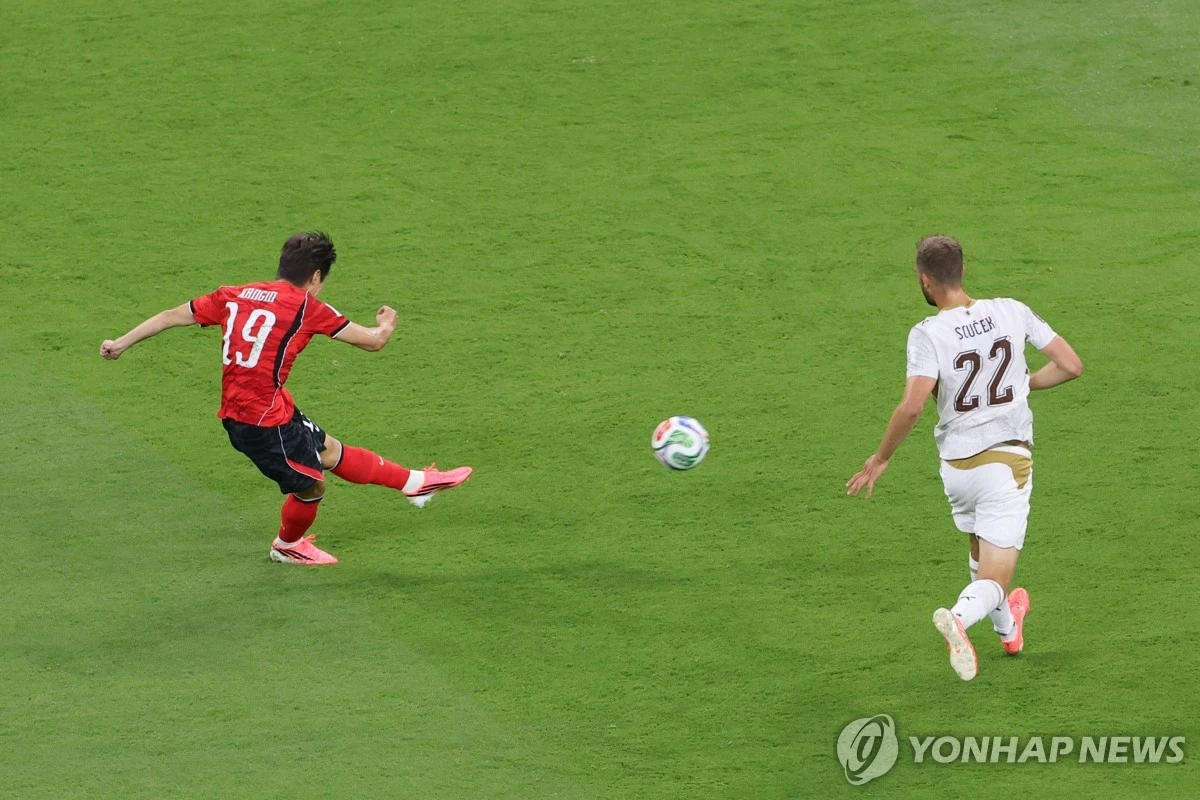 경기는 지배했지만 소득이 없었다. 한국이 체코를 상대로 주도권을 잡고도 득점을 올리지 못하며 전반전을 무득점으로 마쳤다. 이강인의 왼발이 여러차례 번뜩였으나 결정적 기회를 득점으로 연결하지 못하면서 다소 아쉬움을 남긴 채 후반전을 맞이하게 됐다. 사진 연합뉴스