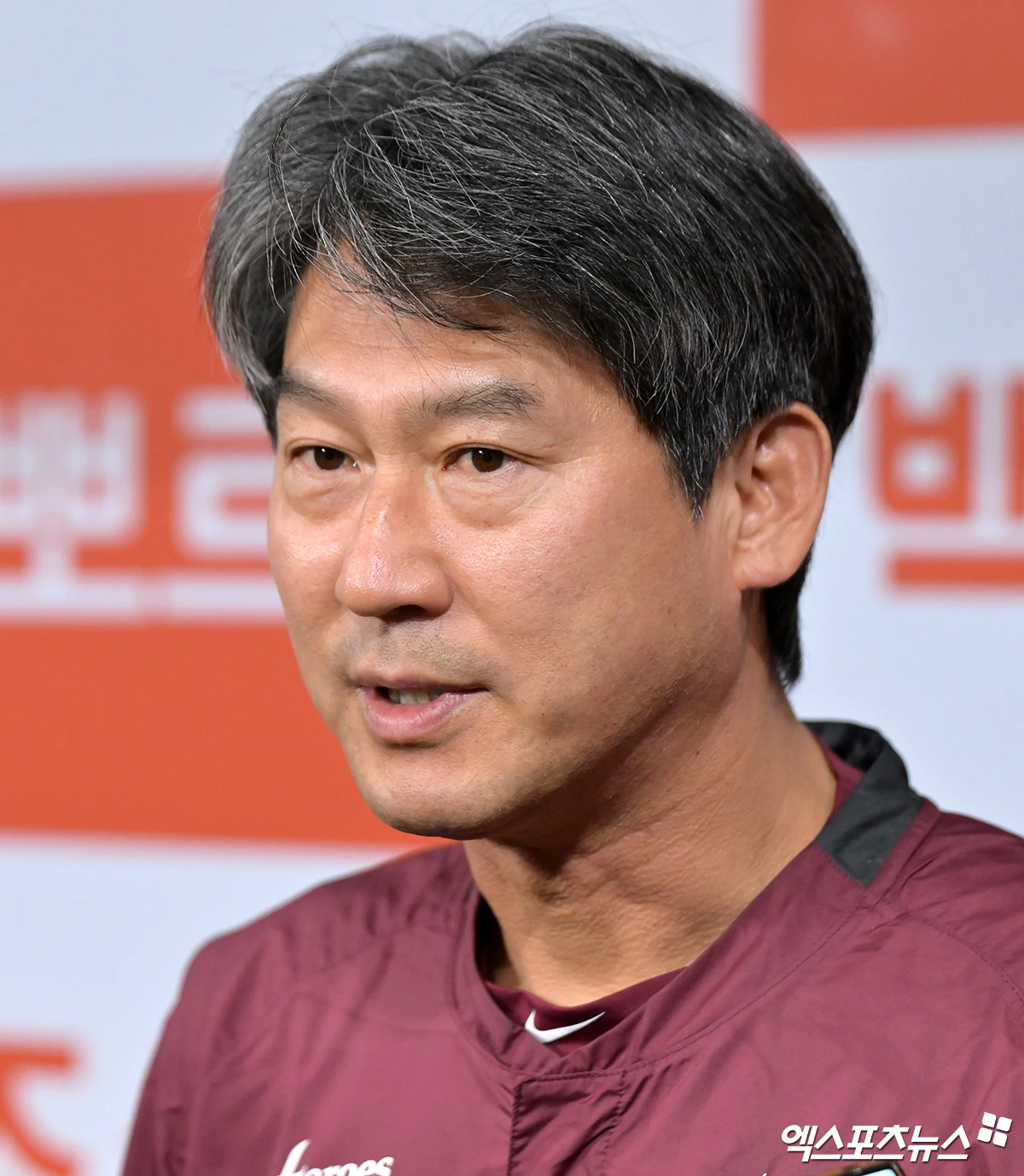 12일 오후 서울 구로구 고척스카이돔에서 열리는 '2026 신한 SOL Bank KBO리그' 한화 이글스와 키움 히어로즈의 경기, 경기 전 키움 설종진 감독이 취재진과 대화를 나누고 있다. 고척, 김한준 기자
