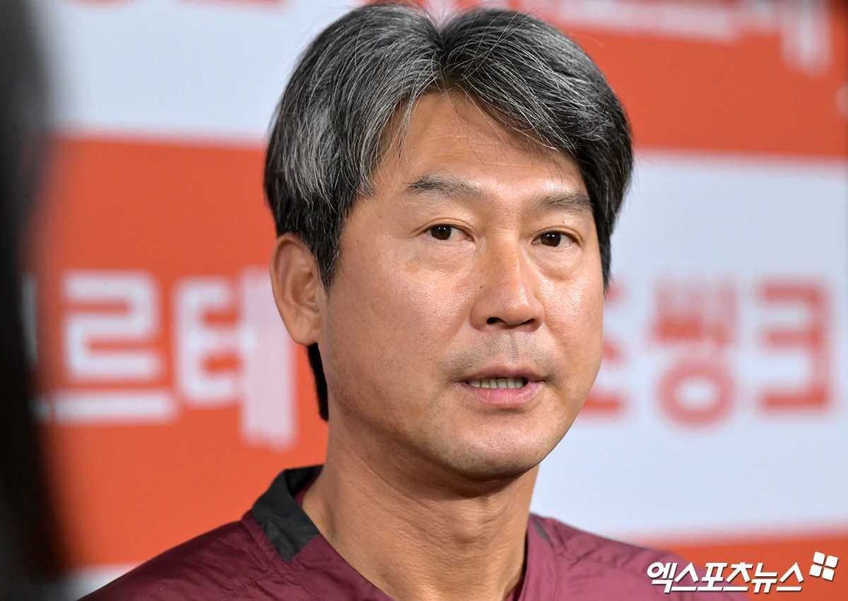 12일 오후 서울 구로구 고척스카이돔에서 열리는 '2026 신한 SOL Bank KBO리그' 한화 이글스와 키움 히어로즈의 경기, 경기 전 키움 설종진 감독이 취재진과 대화를 나누고 있다. 고척, 김한준 기자
