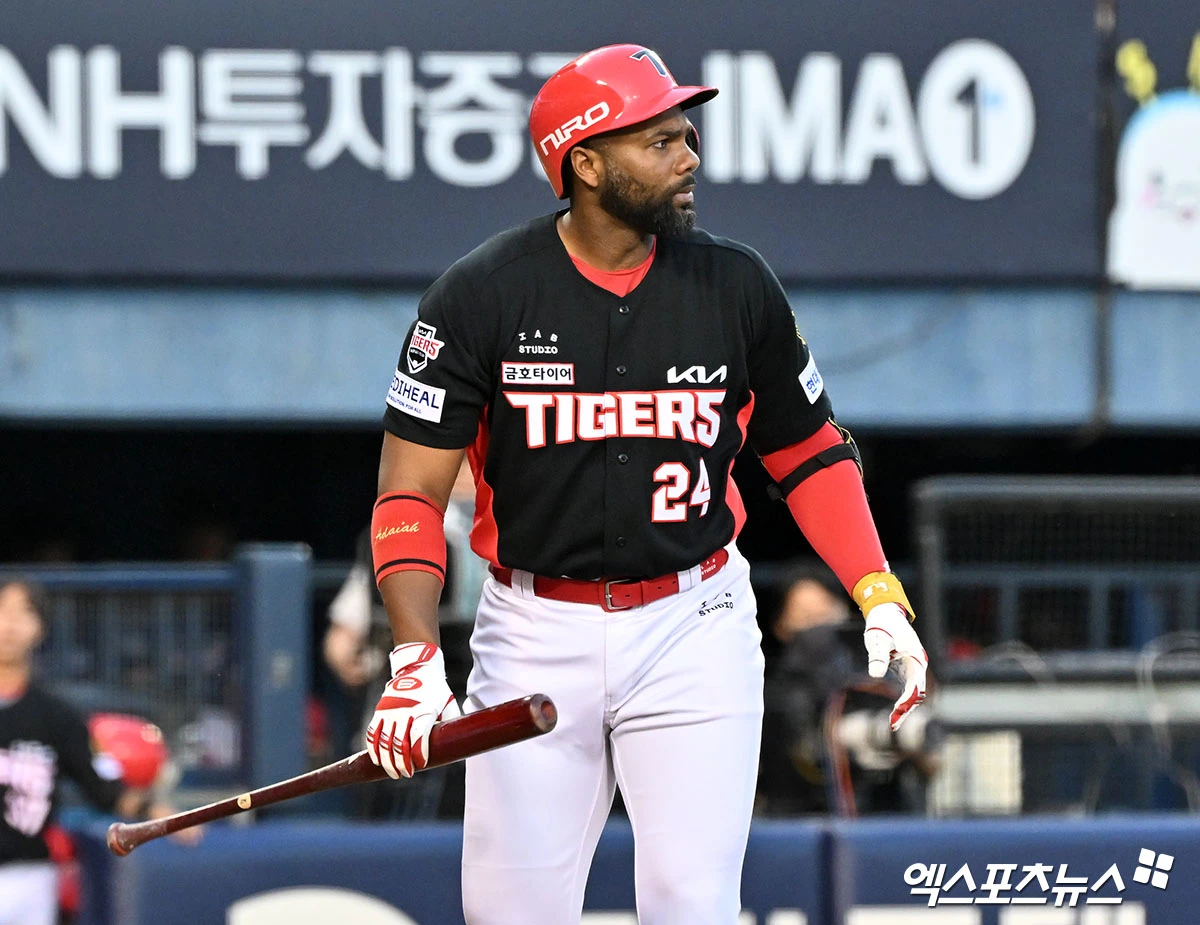 KIA 타이거즈가 12일 해럴드 카스트로의 대체 외국인 선수 아데를린 로드리게스와의의 6주 계약을 종료하기로 했다. 아데를린은 KBO리그에 빠르게 적응했으며, 최근 7경기 연속 안타 행진을 이어갔다. KIA는 12일로 6주 계약이 종료되는 아데를린과의 연장 계약을 추진했으나, 선수 개인 사정으로 인해 계약 연장을 하지 않기로 했다. 아데를린은 이날 두산 베어스와의 홈경기에 5번타자 겸 1루수로 선발 출전해 동료들과 타이거즈 팬들에게 마지막까지 최선을 다하는 모습을 보이겠다는 의지를 드러냈다. 엑스포츠뉴스 DB