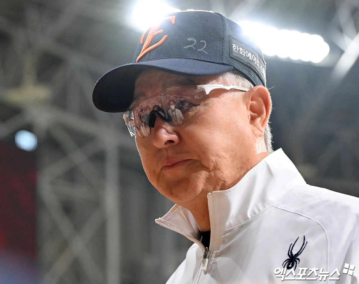 12일 오후 서울 구로구 고척스카이돔에서 열리는 '2026 신한 SOL Bank KBO리그' 한화 이글스와 키움 히어로즈의 경기, 한화 김경문 감독이 취재진과 대화를 나누고 있다. 고척, 김한준 기자