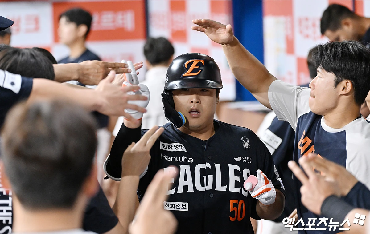 12일 오후 서울 구로구 고척스카이돔에서 열린 '2026 신한 SOL Bank KBO리그' 한화 이글스와 키움 히어로즈의 경기, 4회초 한화 강백호가 솔로 홈런을 날린 후 더그아웃에서 하이파이브를 하고 있다. 고척, 김한준 기자