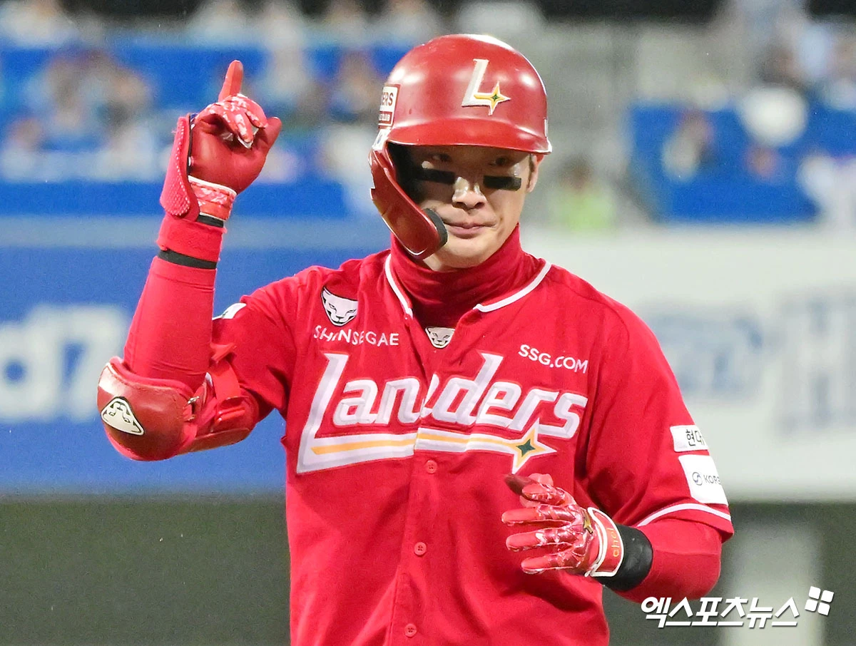 SSG 랜더스 외야수 최지훈이 12일 대구 삼성 라이온즈파크에서 열린 2026 신한 SOL Bank KBO리그 삼성 라이온즈와의 팀 간 6차전에서 4회초 2타점 2루타를 기록했다. 사진 엑스포츠뉴스 DB