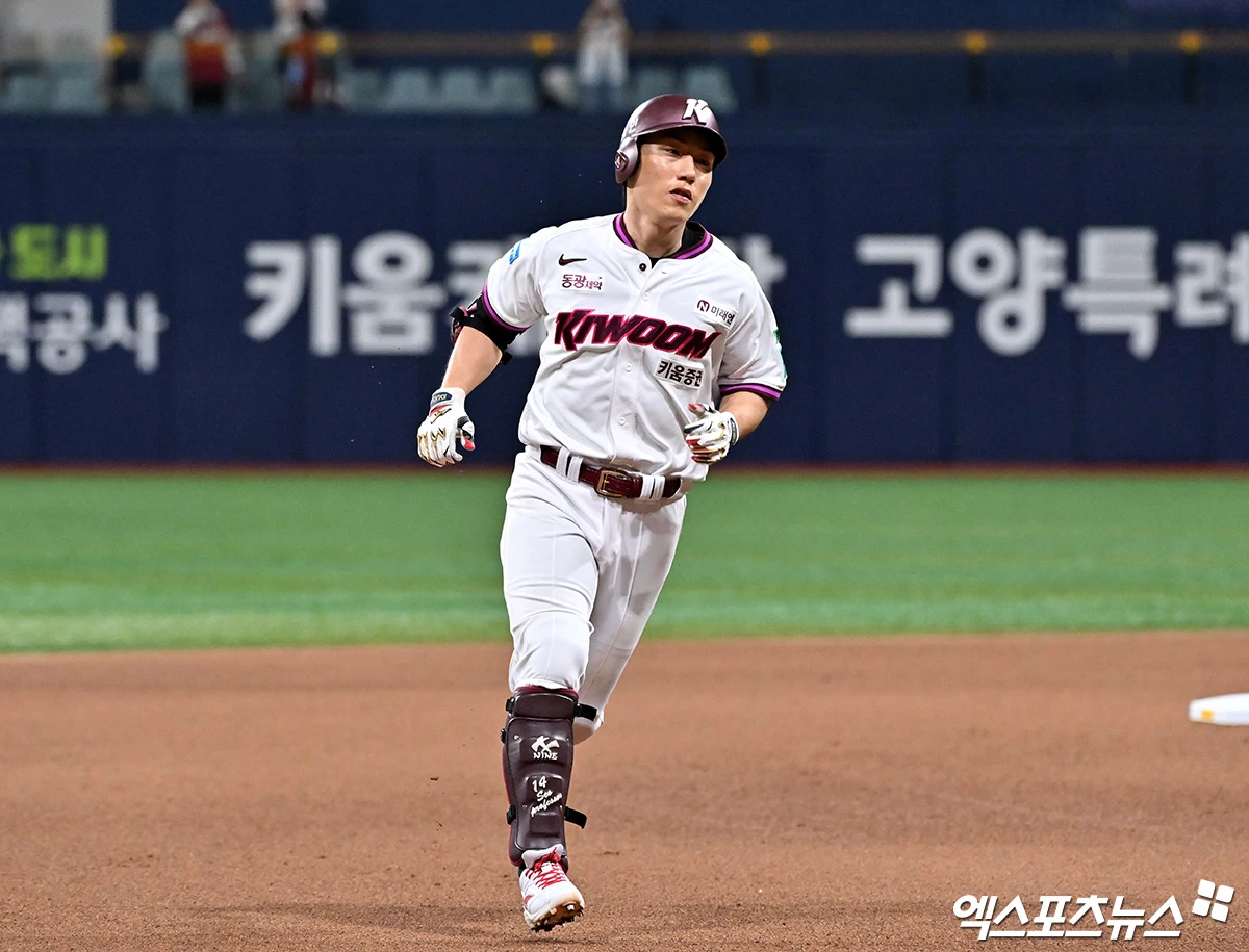 12일 오후 서울 구로구 고척스카이돔에서 열린 '2026 신한 SOL Bank KBO리그' 한화 이글스와 키움 히어로즈의 경기, 6회말 키움 서건창이 솔로 홈런을 날리고 있다. 고척, 김한준 기자