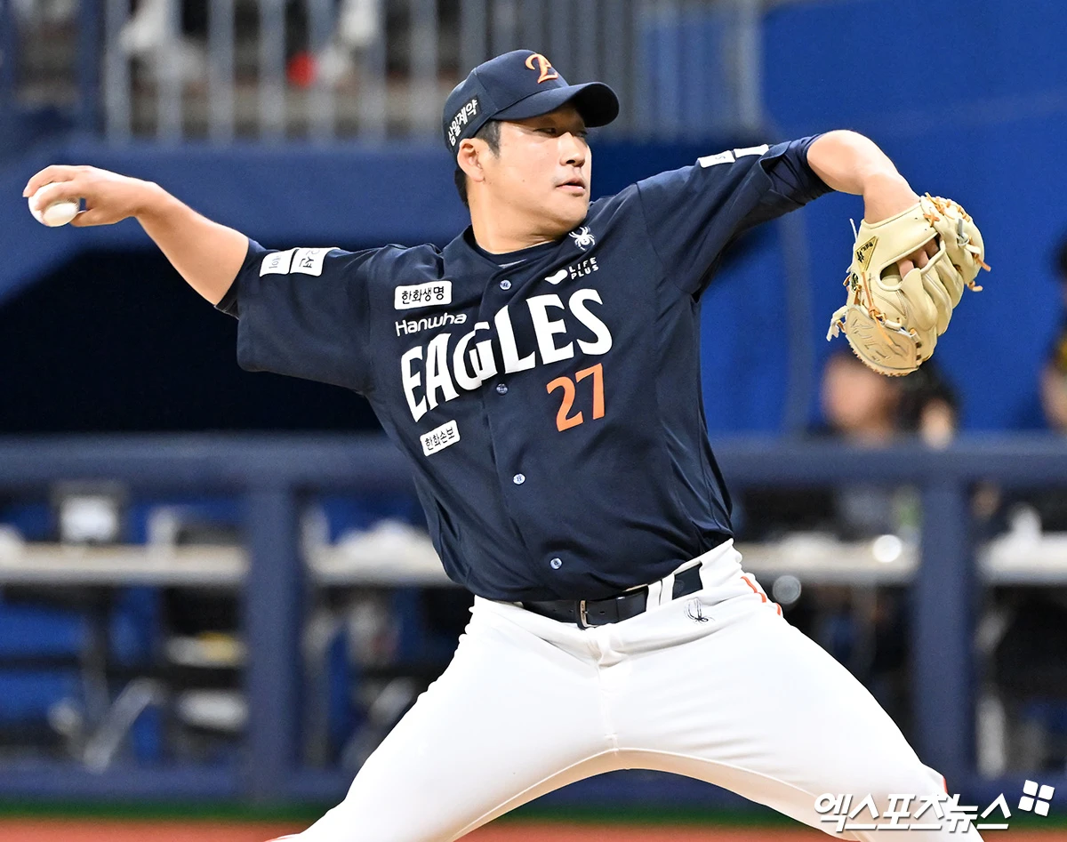 12일 오후 서울 구로구 고척스카이돔에서 열린 '2026 신한 SOL Bank KBO리그' 한화 이글스와 키움 히어로즈의 경기, 9회말 한화 이민우가 공을 힘차게 던지고 있다. 고척, 김한준 기자