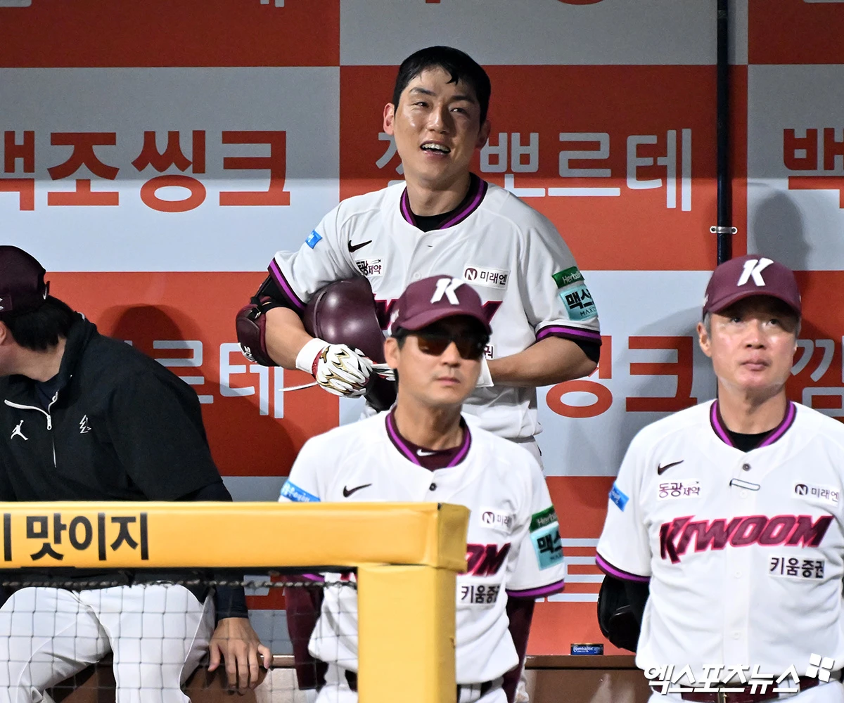12일 오후 서울 구로구 고척스카이돔에서 열린 '2026 신한 SOL Bank KBO리그' 한화 이글스와 키움 히어로즈의 경기, 6회말 키움 서건창이 솔로 홈런을 날린 후 기뻐하고 있다. 고척, 김한준 기자