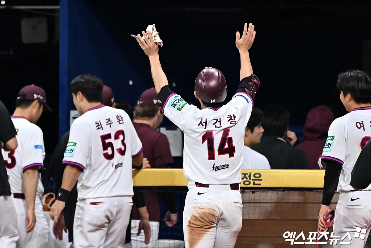 12일 오후 서울 구로구 고척스카이돔에서 열린 '2026 신한 SOL Bank KBO리그' 한화 이글스와 키움 히어로즈의 경기, 키움이 서건창의 끝내기 안타에 힘입어 한화에 4:3 역전승을 거뒀다. 이날 경기에서 승리한 키움 서건창이 기뻐하고 있다. 고척, 김한준 기자