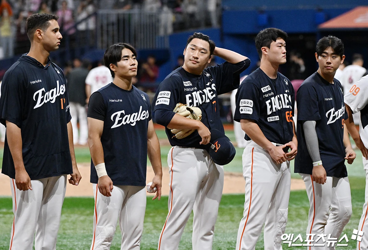 12일 오후 서울 구로구 고척스카이돔에서 열린 '2026 신한 SOL Bank KBO리그' 한화 이글스와 키움 히어로즈의 경기, 키움이 서건창의 끝내기 안타에 힘입어 한화에 4:3 역전승을 거뒀다. 경기종료 후 한화 이민우가 아쉬워하고 있다. 고척, 김한준 기자
