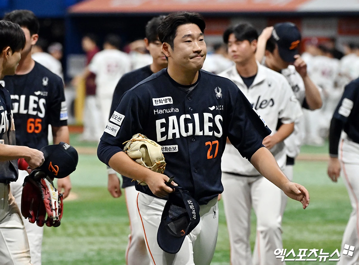 12일 오후 서울 구로구 고척스카이돔에서 열린 '2026 신한 SOL Bank KBO리그' 한화 이글스와 키움 히어로즈의 경기, 키움이 서건창의 끝내기 안타에 힘입어 한화에 4:3 역전승을 거뒀다. 경기종료 후 한화 이민우가 그라운드를 빠져나오고 있다. 고척, 김한준 기자