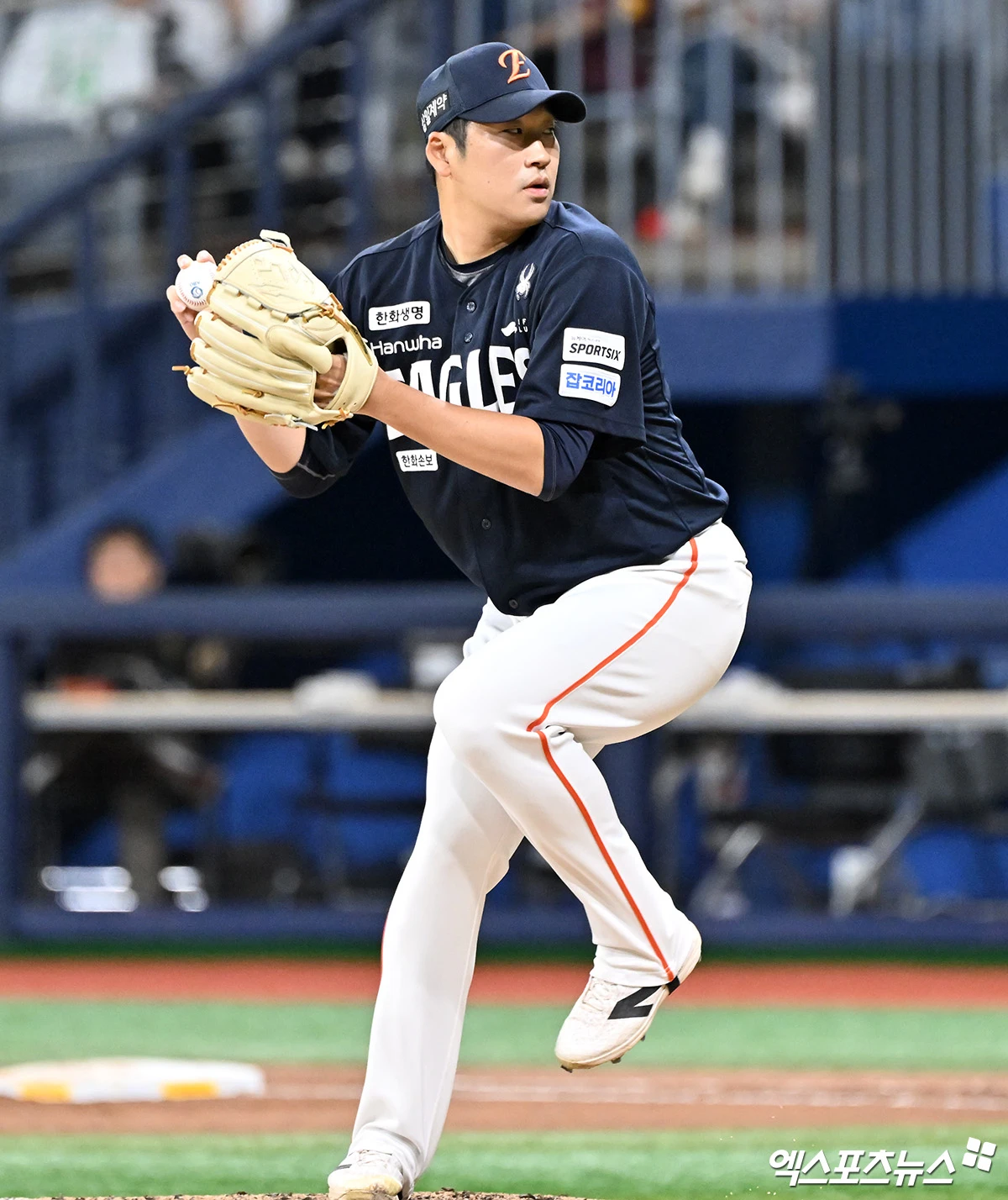 12일 오후 서울 구로구 고척스카이돔에서 열린 '2026 신한 SOL Bank KBO리그' 한화 이글스와 키움 히어로즈의 경기, 9회말 한화 이민우가 공을 힘차게 던지고 있다. 고척, 김한준 기자