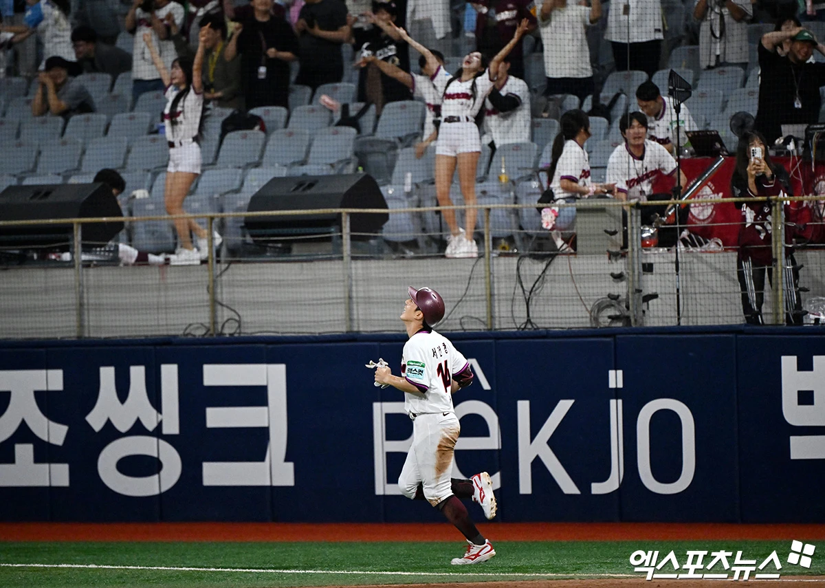 12일 오후 서울 구로구 고척스카이돔에서 열린 '2026 신한 SOL Bank KBO리그' 한화 이글스와 키움 히어로즈의 경기, 키움이 서건창의 끝내기 안타에 힘입어 한화에 4:3 역전승을 거뒀다. 이날 경기에서 승리한 키움 서건창이 기뻐하고 있다. 고척, 김한준 기자
