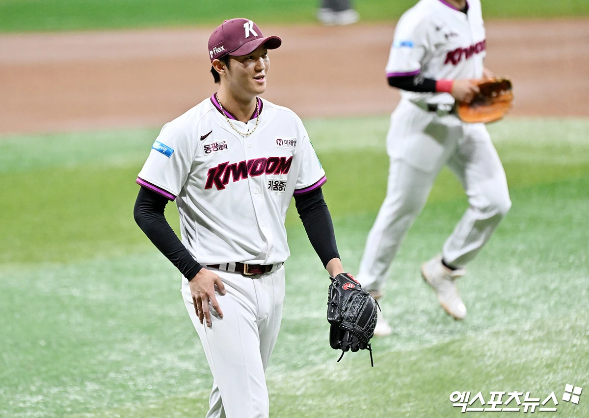 12일 오후 서울 구로구 고척스카이돔에서 열린 '2026 신한 SOL Bank KBO리그' 한화 이글스와 키움 히어로즈의 경기, 1회초 수비를 마친 키움 선발투수 안우진이 더그아웃으로 향하고 있다. 고척, 김한준 기자