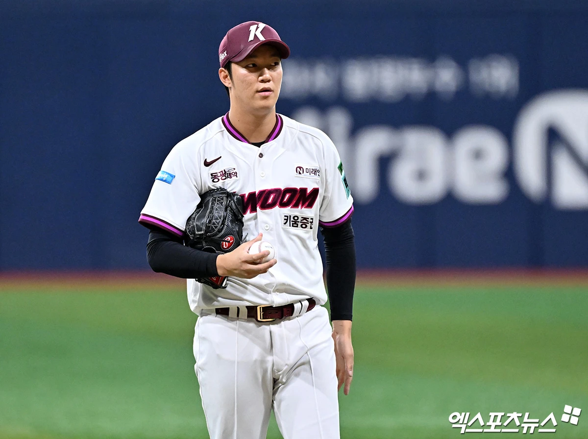 12일 오후 서울 구로구 고척스카이돔에서 열린 '2026 신한 SOL Bank KBO리그' 한화 이글스와 키움 히어로즈의 경기, 1회초 키움 선발투수 안우진이 공을 힘차게 던지고 있다. 고척, 김한준 기자