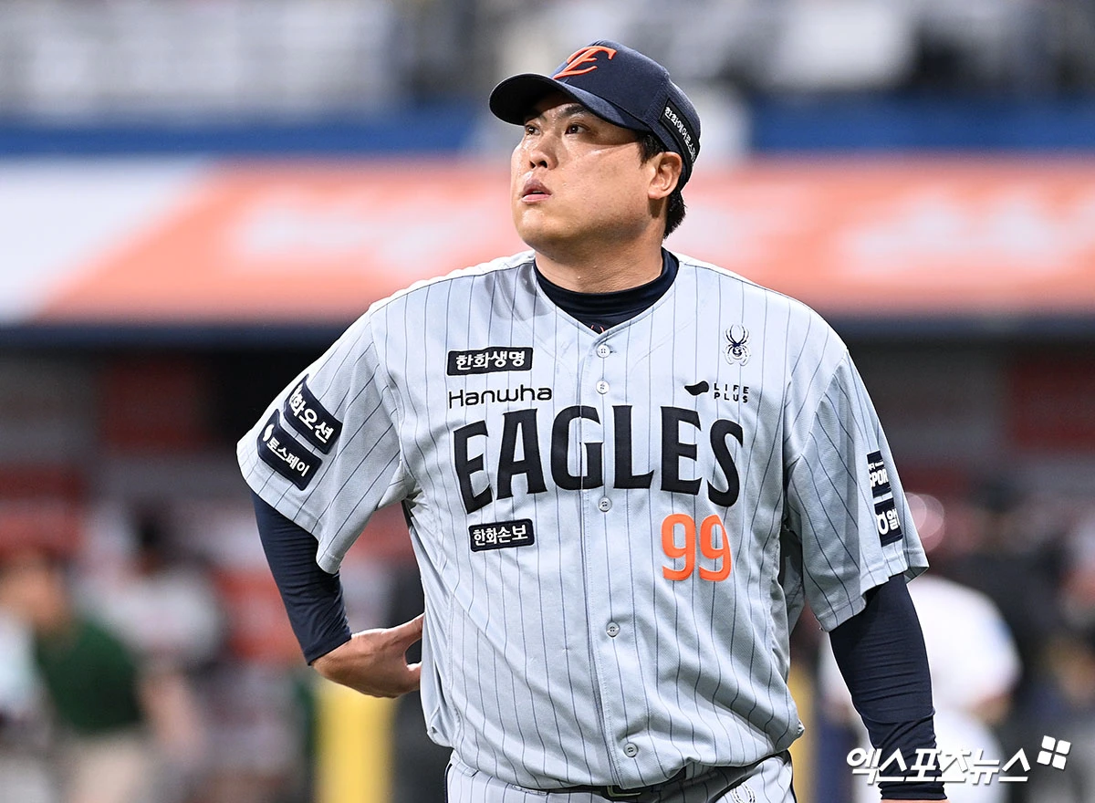 12일 오후 서울 구로구 고척스카이돔에서 열린 '2026 신한 SOL Bank KBO리그' 한화 이글스와 키움 히어로즈의 경기, 5회말 이닝을 마친 한화 선발 류현진이 더그아웃으로 향하고 있다. 엑스포츠뉴스 DB