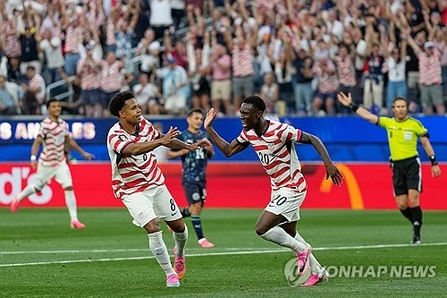 마우리시오 포체티노 감독이 이끄는 미국 축구대표팀이 13일 미국 캘리포니아주 로스앤젤레스의 LA 스타디움에서 시작된 2026 국제축구연맹(FIFA) 북중미 월드컵(캐나다·미국·멕시코 공동 개최) 조별리그 D조 1차전 파라과이와의 맞대결에서 전반에만 3골을 쏟아부은 것에 힘입어 4-1로 크게 이기고 첫 승을 낚았다. 손흥민의 토트넘 시절 그를 지도했던 마우리시오 포체티노 감독은 미국 사령탑으로 자신의 월드컵 데뷔전 쾌승을 일궈냈다. 미국대표팀 공격수 플로린 발로건은 이번 대회 첫 멀티골 주인공이 됐다. 연합뉴스
