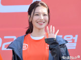 수영, 정경호와 결별 후 첫 공식석상서 밝은 미소…부친과 선한 동행 [엑's 이슈]