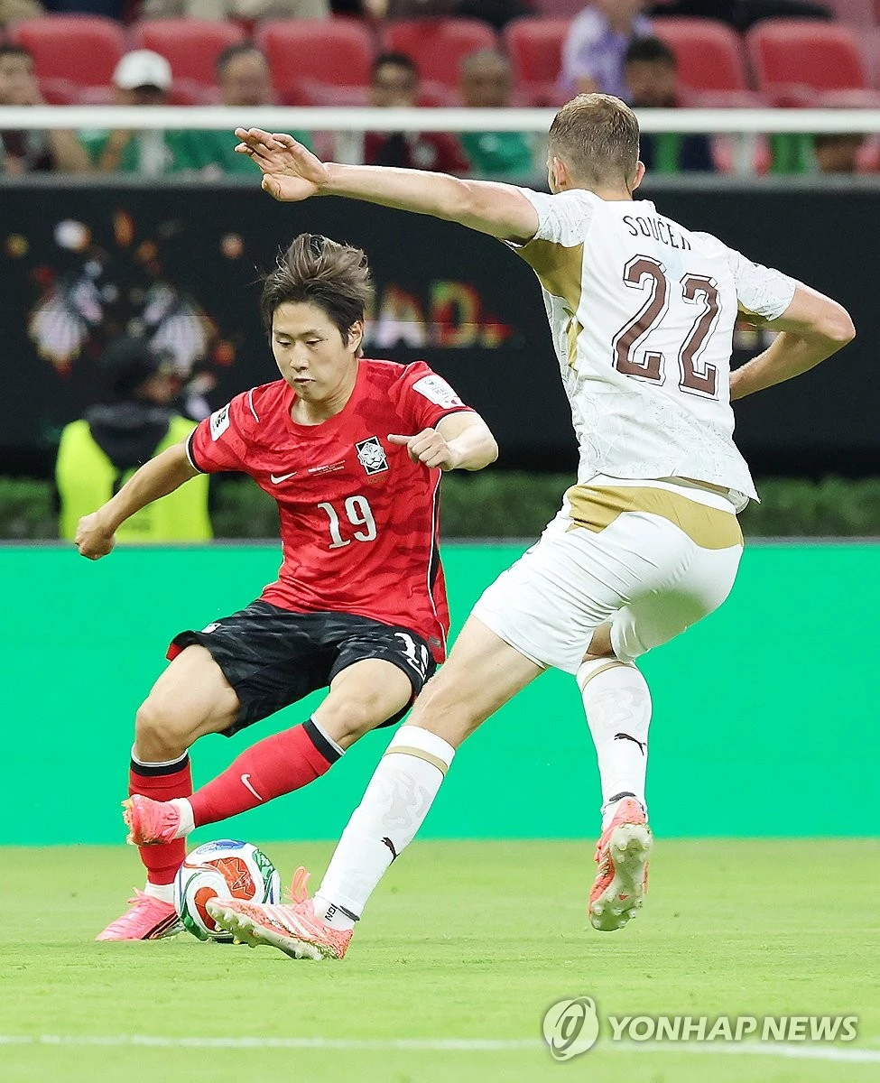 오늘이 가장 싸다. 한국 축구 에이스 이강인(파리 생제르맹)의 몸값이 2026 국제축구연맹(FIFA) 북중미 월드컵 활약으로 인해 천정부지로 치솟을 기세다. 이강인은 지난 12일(한국시간) 멕시코 과달라하라의 과달라하라 스타디움에서 열린 체코와의 북중미 월드컵 A조 1차전서 황인범의 동점골을 어시스트 하는 등 맹활약을 펼치며 한국의 2-1 역전승을 견인했다. 체코전 맹활약으로 기존 이강인을 노리던 스페인 아틀레티코 마드리드의 발등에 불이 떨어졌다. 스페인 현지에서는 이강인의 현재 몸값인 2500만 유로(약 440억원)가 지나치게 낮다고 보고 있다. 연합뉴스