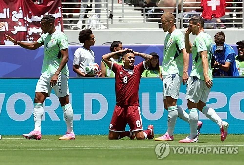 스위스와 카타르는 14일(한국시간) 미국 샌프란시스코의 리바이스 스타디움에서 열린 2026 북중미 월드컵 조별리그 B조 1차전서 사이좋게 1-1 무승부를 거뒀다. 전반 17분 브릴 엠볼로의 페널티킥 골이 터지며 일찌감치 앞서간 스위스는 골 결정력 부족으로 추가 득점을 올리지 못했다. 90분 내내 압도적 실력 차를 보여줬던 스위스는 후반 추가시간 카타르에게 통한의 동점골을 내주며 승점 1에 만족해야 했다. 전날 열린 캐나다와 보스니아의 경기도 1-1로 끝나면서 B조는 네 팀 모두 1점씩 기록, 치열한 순위 싸움을 펼치게 됐다. 연합뉴스