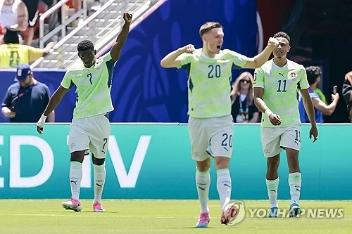 스위스와 카타르는 14일(한국시간) 미국 샌프란시스코의 리바이스 스타디움에서 열린 2026 북중미 월드컵 조별리그 B조 1차전서 사이좋게 1-1 무승부를 거뒀다. 전반 17분 브릴 엠볼로의 페널티킥 골이 터지며 일찌감치 앞서간 스위스는 골 결정력 부족으로 추가 득점을 올리지 못했다. 90분 내내 압도적 실력 차를 보여줬던 스위스는 후반 추가시간 카타르에게 통한의 동점골을 내주며 승점 1에 만족해야 했다. 전날 열린 캐나다와 보스니아의 경기도 1-1로 끝나면서 B조는 네 팀 모두 1점씩 기록, 치열한 순위 싸움을 펼치게 됐다. 연합뉴스