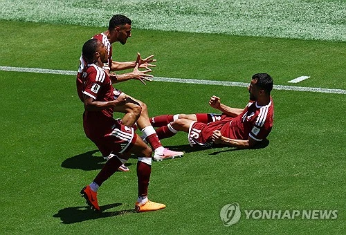 스위스와 카타르는 14일(한국시간) 미국 샌프란시스코의 리바이스 스타디움에서 열린 2026 북중미 월드컵 조별리그 B조 1차전서 사이좋게 1-1 무승부를 거뒀다. 전반 17분 브릴 엠볼로의 페널티킥 골이 터지며 일찌감치 앞서간 스위스는 골 결정력 부족으로 추가 득점을 올리지 못했다. 90분 내내 압도적 실력 차를 보여줬던 스위스는 후반 추가시간 카타르에게 통한의 동점골을 내주며 승점 1에 만족해야 했다. 전날 열린 캐나다와 보스니아의 경기도 1-1로 끝나면서 B조는 네 팀 모두 1점씩 기록, 치열한 순위 싸움을 펼치게 됐다. 연합뉴스