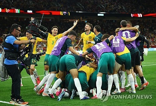 토니 포포비치 감독이 이끄는 호주 축구대표팀은 14일 캐나다 밴쿠버의 밴쿠버 스타디움에서 시작된 2026 국제축구연맹(FIFA) 북중미 월드컵(캐나다·미국·멕시코 공동 개최) 조별리그 D조 1차전 튀르키예와의 경기에서 전후반 각각 한 골씩 넣어 2-0 쾌승을 거뒀다. 호주는 볼점유율을 내주면서도 찬스를 확실히 살리는 선 굵은 축구로 튀르키예의 '티키타카'를 무너트렸다. 호주는 큰 체격을 활용한 수비도 탄탄하게 구사했다. D조는 지난 13일 파라과이를 4-1로 대파한 미국과 튀르키예를 두 골 차로 누른 호주가 각각 1위와 2위를 달리게 됐다. 튀르키예가 3위, 파라과이가 4위다. 연합뉴스