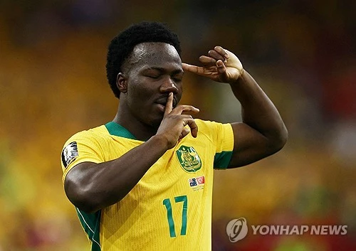 토니 포포비치 감독이 이끄는 호주 축구대표팀은 14일 캐나다 밴쿠버의 밴쿠버 스타디움에서 시작된 2026 국제축구연맹(FIFA) 북중미 월드컵(캐나다·미국·멕시코 공동 개최) 조별리그 D조 1차전 튀르키예와의 경기에서 전후반 각각 한 골씩 넣어 2-0 쾌승을 거뒀다. 호주는 볼점유율을 내주면서도 찬스를 확실히 살리는 선 굵은 축구로 튀르키예의 '티키타카'를 무너트렸다. 호주는 큰 체격을 활용한 수비도 탄탄하게 구사했다. D조는 지난 13일 파라과이를 4-1로 대파한 미국과 튀르키예를 두 골 차로 누른 호주가 각각 1위와 2위를 달리게 됐다. 튀르키예가 3위, 파라과이가 4위다. 연합뉴스