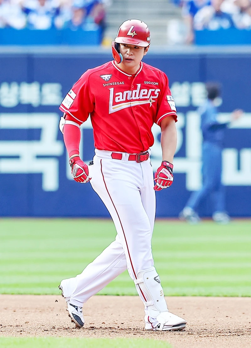 SSG 랜더스 베테랑 타자 김재환이 14일 대구 삼성 라이온즈파크에서 열린 2026 신한 SOL KBO리그 삼성 라이온즈와의 팀 간 8차전에서 1회초 선제 1타점 2루타를 기록했다. 사진 SSG 랜더스