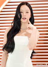혜리, 무대 도중 한쪽 어깨끈 뚝 끊어졌다…노출 사고 막은 '한 손 대처' 화제 [엑's 이슈] 